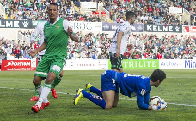 El portero racinguista Germán atrapa un balón ante la presencia de un delantero bético en el último partido entre Racing y Betis disputado en los Campos de Sport del sardinero en mayo de 2015. Los cántabros cayeron por 2 goles a 4..