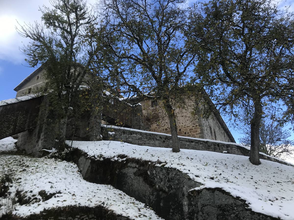 Las nevadas del fin de semana dejan impresionantes imágenes de pueblos teñidos de blanco en el sur de Cantabria. Desde Arroyo a Bustasur, un recorrido por estos paisajes de un invierno adelantado