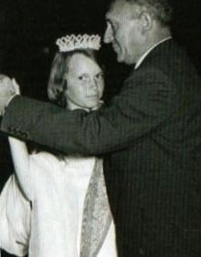 Imagen secundaria 2 - Arriba, Mia Farrow en la carroza. A la derecha, bailando con el alcalde.