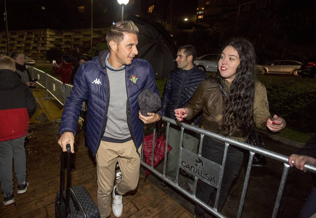 Fotos: El Betis llega a Santander