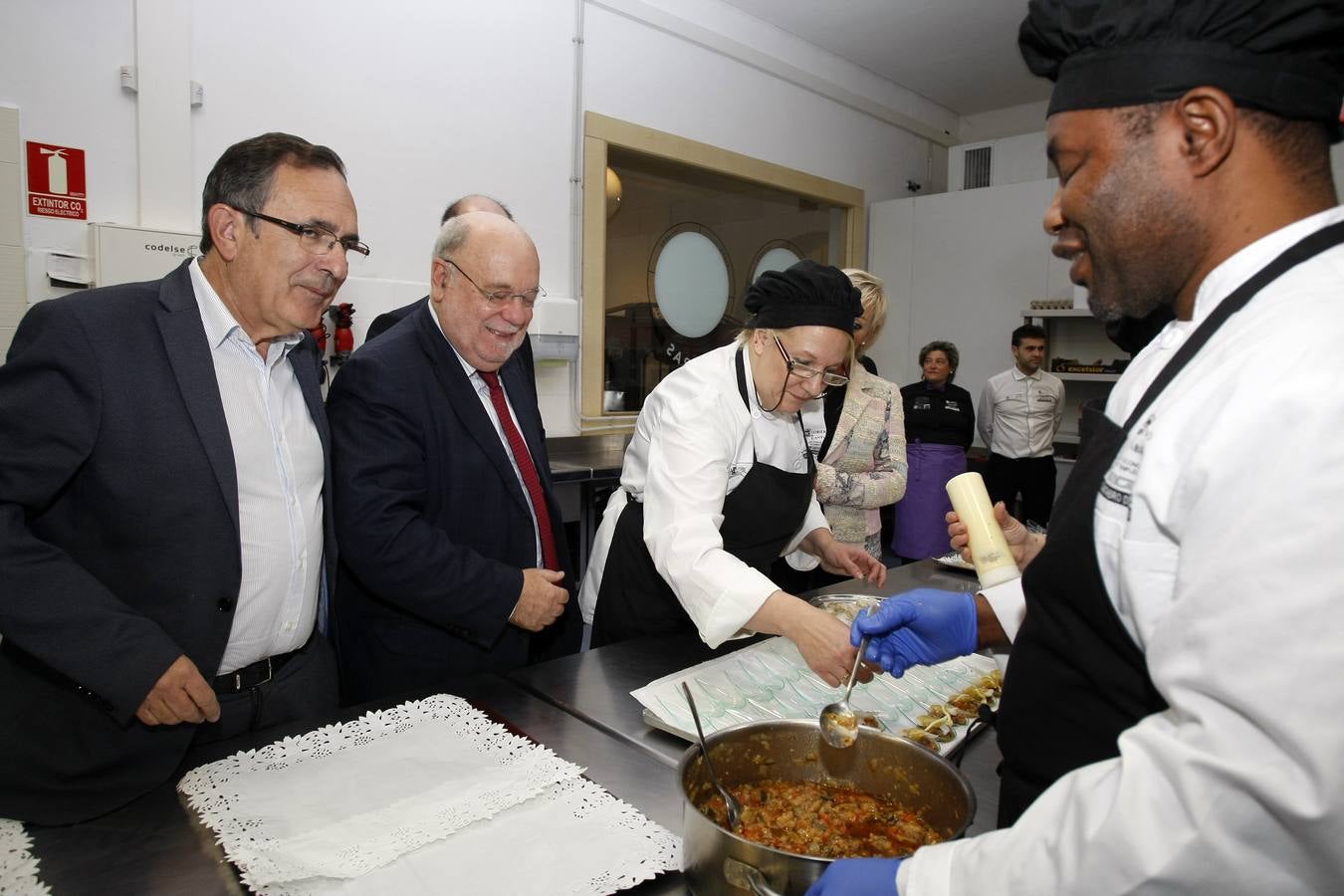 Fotos: Clausurado en Torrelavega un taller de empleo tras formar en hostelería a 30 parados de larga duración