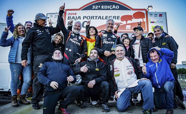 Peña y todo su equipo celebran la victoria en Baja Portalegre el pasado domingo.