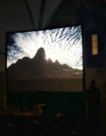 Imagen secundaria 2 - Ponencia de Alex Huber, en el Centro de Estudios Lebaniegos, repasando toda su trayectoria por diferentes cumbres del globo terráqueo. Entre todas, destaca experiencias extremas y la dureza de la vía Sueños de Invierno en el Picu Urriello (Naranjo de Bulnes).