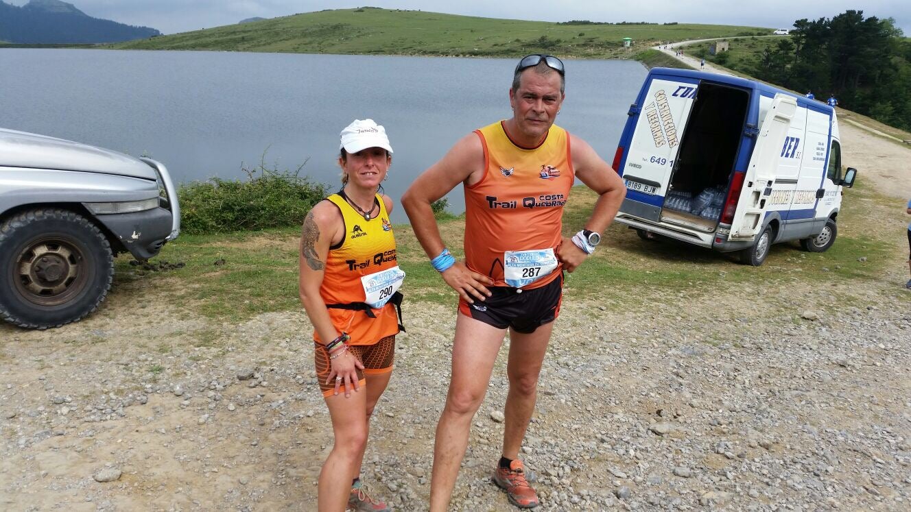 Clara Báscones y Gustavo Trueba posan en el embalse, uno de los lugares por donde discurre este trail.