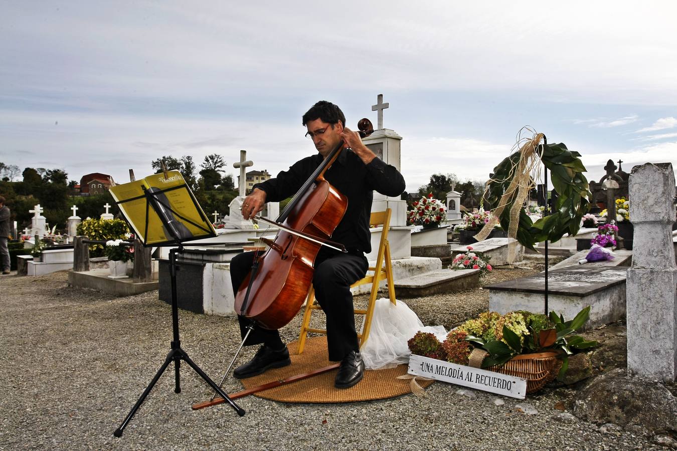 Imágenes de los cementerios de Ciriego (Santander) y del camposanto de Torrelavega, este 1 de noviembre