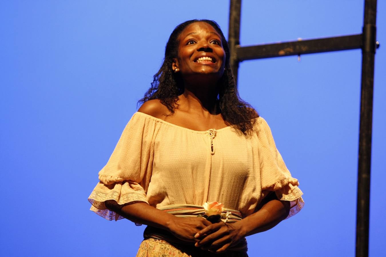 Como es tradición en Torrelavega, anoche, 31 de noviembre, el público se volvió a congregar para disfrutar de una representación del Don Juan de Noviembre, esta vez, a cargo de la Machina Teatro que ofreció una versión dirigida por Rosa Casuso.En esta ocasión, la puesta en escena fue en el TMCE, debido a la lluvia, con la peculiaridad de que Don Juan fue interpretado por una mujer, Patricia Cercas.