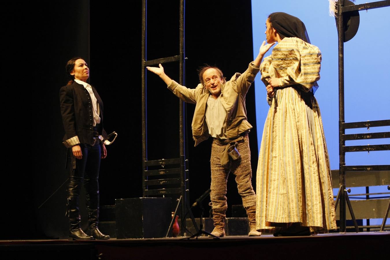 Como es tradición en Torrelavega, anoche, 31 de noviembre, el público se volvió a congregar para disfrutar de una representación del Don Juan de Noviembre, esta vez, a cargo de la Machina Teatro que ofreció una versión dirigida por Rosa Casuso.En esta ocasión, la puesta en escena fue en el TMCE, debido a la lluvia, con la peculiaridad de que Don Juan fue interpretado por una mujer, Patricia Cercas.