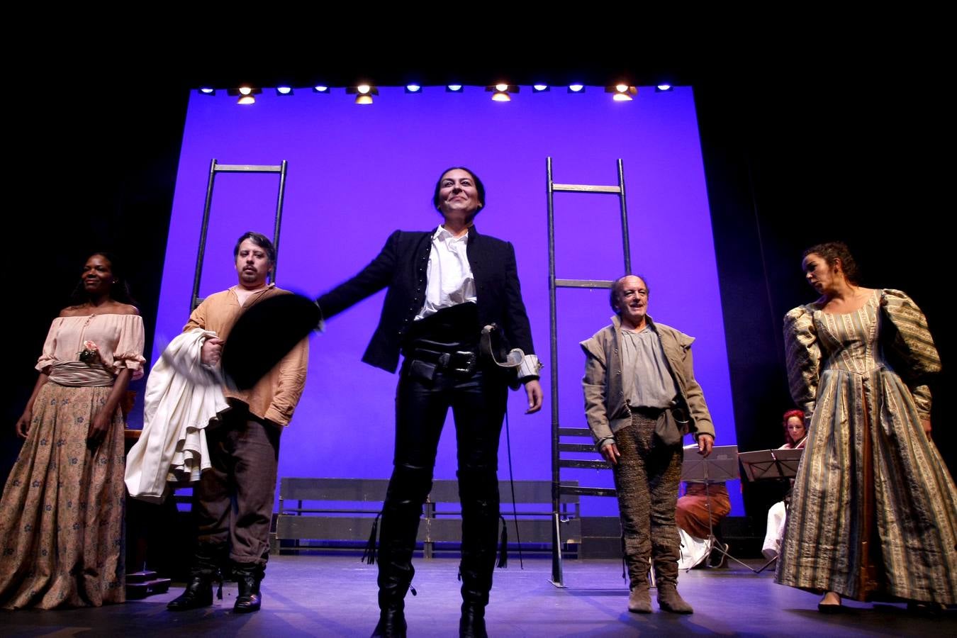 Como es tradición en Torrelavega, anoche, 31 de noviembre, el público se volvió a congregar para disfrutar de una representación del Don Juan de Noviembre, esta vez, a cargo de la Machina Teatro que ofreció una versión dirigida por Rosa Casuso.En esta ocasión, la puesta en escena fue en el TMCE, debido a la lluvia, con la peculiaridad de que Don Juan fue interpretado por una mujer, Patricia Cercas.