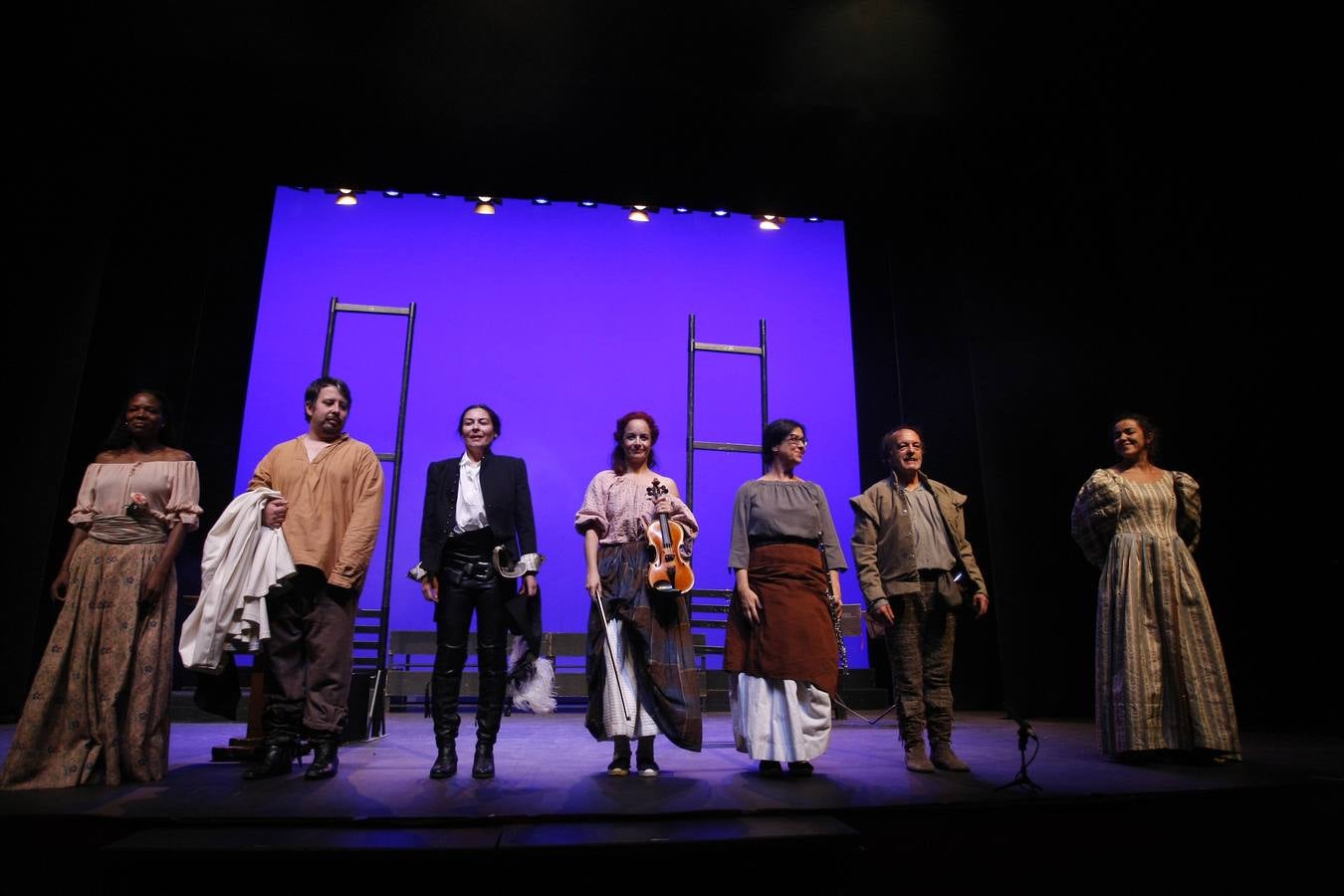 Como es tradición en Torrelavega, anoche, 31 de noviembre, el público se volvió a congregar para disfrutar de una representación del Don Juan de Noviembre, esta vez, a cargo de la Machina Teatro que ofreció una versión dirigida por Rosa Casuso.En esta ocasión, la puesta en escena fue en el TMCE, debido a la lluvia, con la peculiaridad de que Don Juan fue interpretado por una mujer, Patricia Cercas.