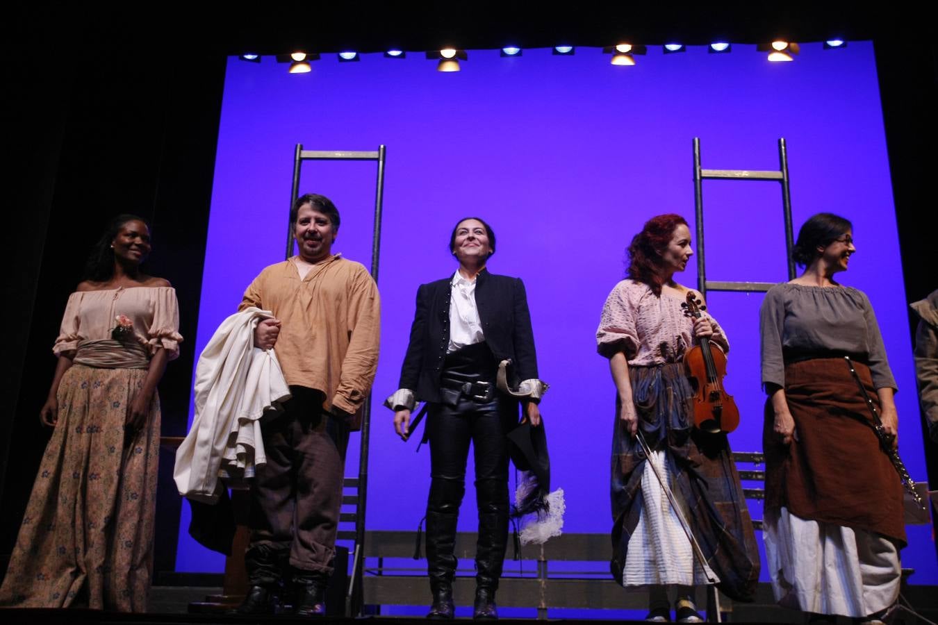 Como es tradición en Torrelavega, anoche, 31 de noviembre, el público se volvió a congregar para disfrutar de una representación del Don Juan de Noviembre, esta vez, a cargo de la Machina Teatro que ofreció una versión dirigida por Rosa Casuso.En esta ocasión, la puesta en escena fue en el TMCE, debido a la lluvia, con la peculiaridad de que Don Juan fue interpretado por una mujer, Patricia Cercas.