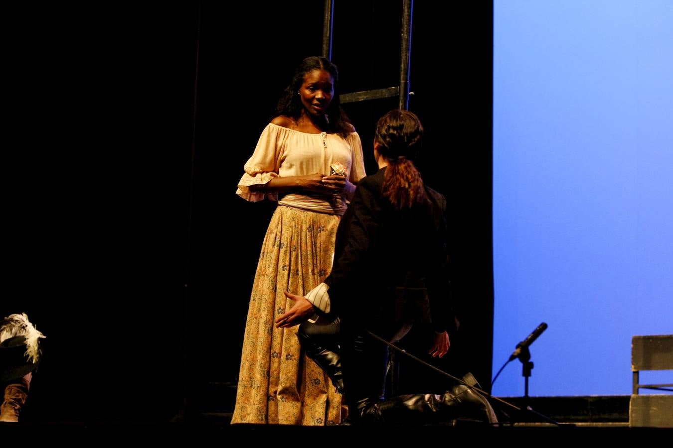 Como es tradición en Torrelavega, anoche, 31 de noviembre, el público se volvió a congregar para disfrutar de una representación del Don Juan de Noviembre, esta vez, a cargo de la Machina Teatro que ofreció una versión dirigida por Rosa Casuso.En esta ocasión, la puesta en escena fue en el TMCE, debido a la lluvia, con la peculiaridad de que Don Juan fue interpretado por una mujer, Patricia Cercas.