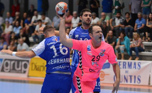 Herrero Lon lanza a portería en el partido ante el Ángel Ximénez. 