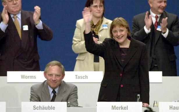 Imagen de archivo tomada el 10 de abril de 2000 que muestra a una joven secretaria general de la Unidón Cristianodemócrata (CDU), Angela Merkel (d), junto al entonces presidente del partido, Wolfgang Schäuble (i).