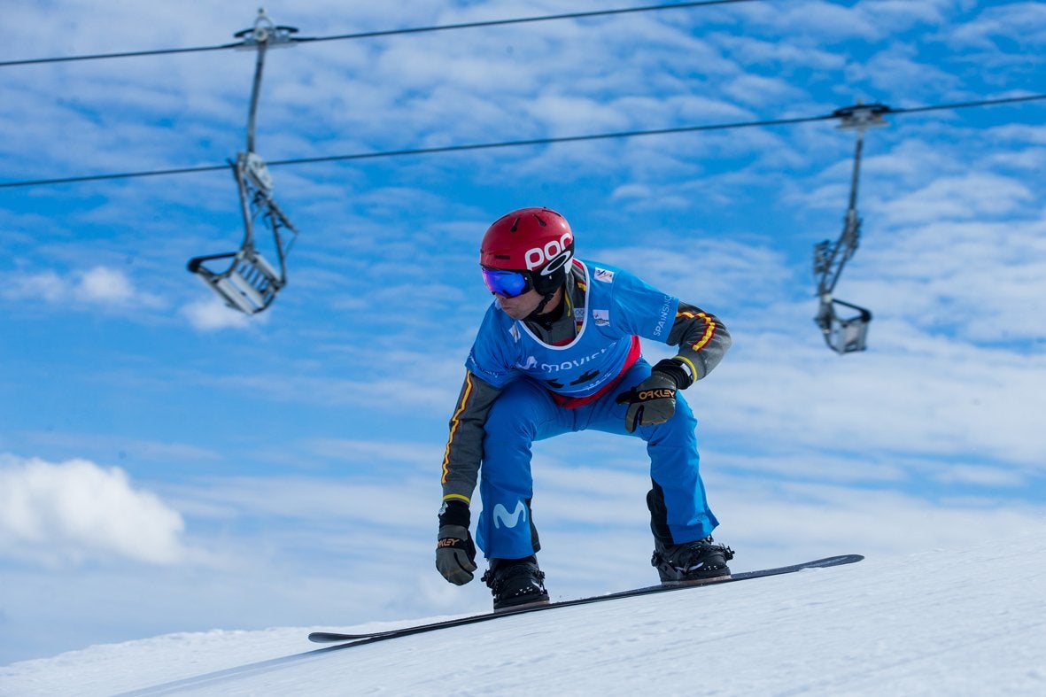 El rider cántabro usará su experiencia para enseñar a los miembros del equipo español de snowboard.