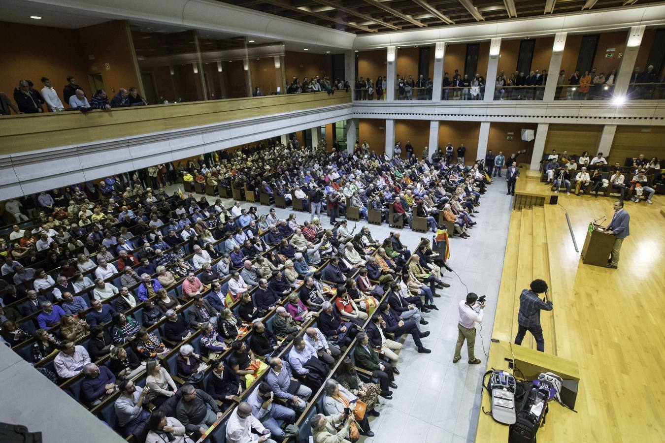 Fotos: Vox llena el Paraninfo de la UC en una acto protagonizado por Javier Ortega Smith