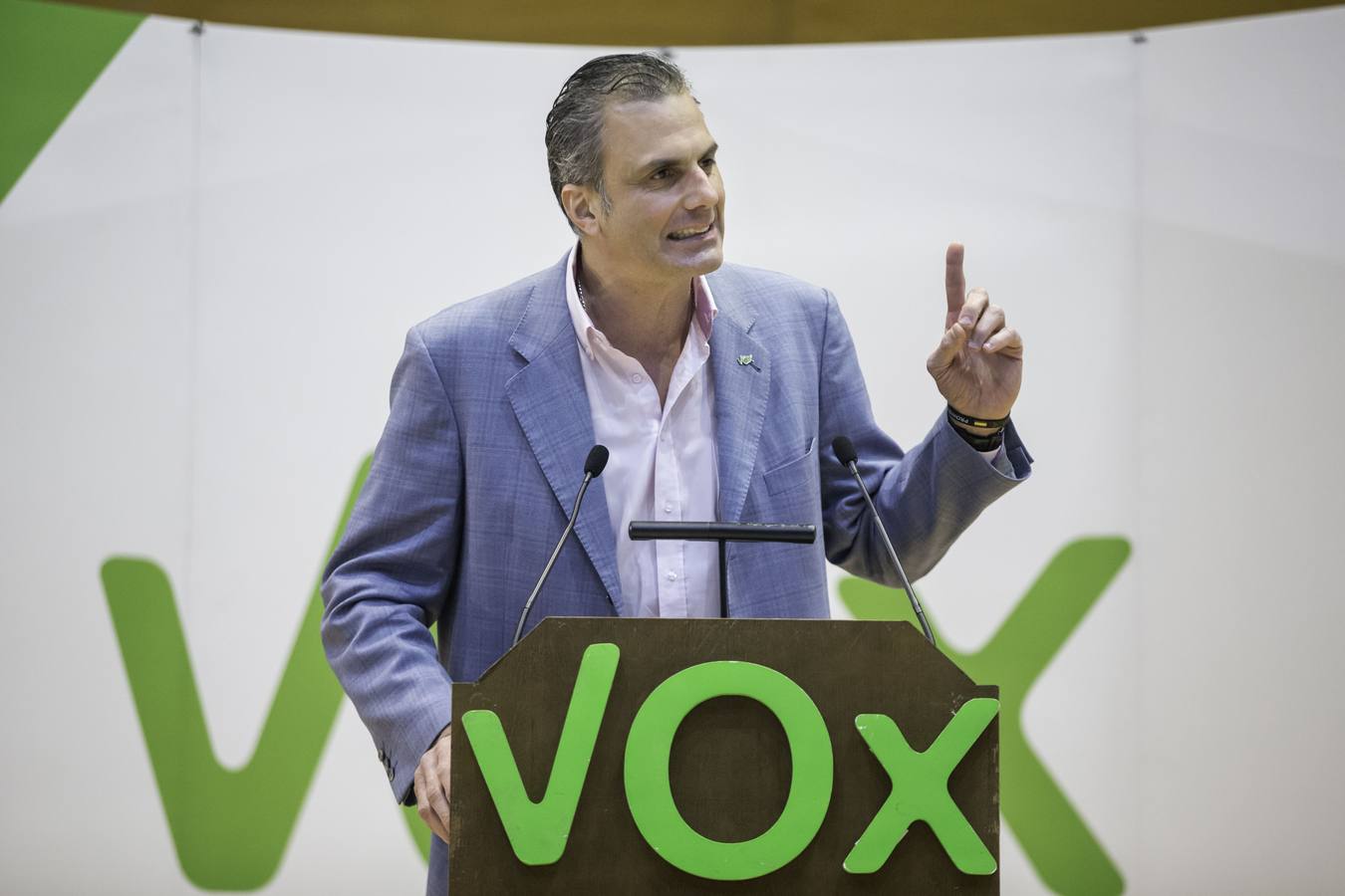 Fotos: Vox llena el Paraninfo de la UC en una acto protagonizado por Javier Ortega Smith