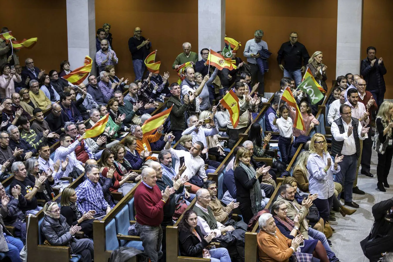 Fotos: Vox llena el Paraninfo de la UC en una acto protagonizado por Javier Ortega Smith