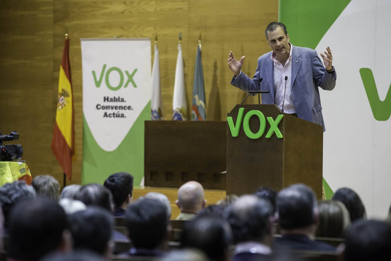 Fotos: Vox llena el Paraninfo de la UC en una acto protagonizado por Javier Ortega Smith