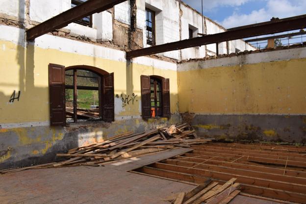  Las antiguas escuelas de Vioño albergarán salas para la formación, despachos y aseos. El edificio está siendo rehabilitado para convertirse en un nuevo espacio, completamente accesible 