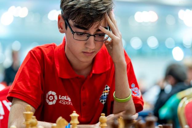 Pedro Ginés durante una de las partidas del Mundial en Halkidiki, donde se ha proclamado campeón del mundo de ajedrez sub-14. 