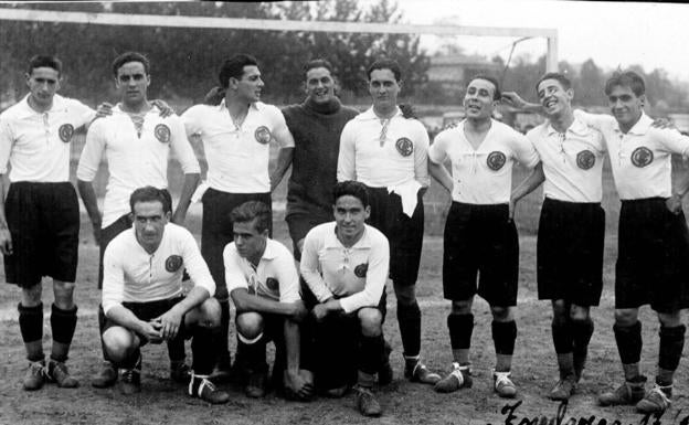 Una formación racinguista en 1926. De izquierda a derecha, Gacituaga, Amós, Óscar, Raba, Naveda, Prieto, Hernández e Yllera. Agachados, Santiuste, Gómez Acebo y Torón. 