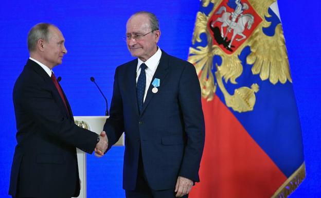 Vladímir Putin felicita al alcalde de Málaga, Francisco de la Torre.