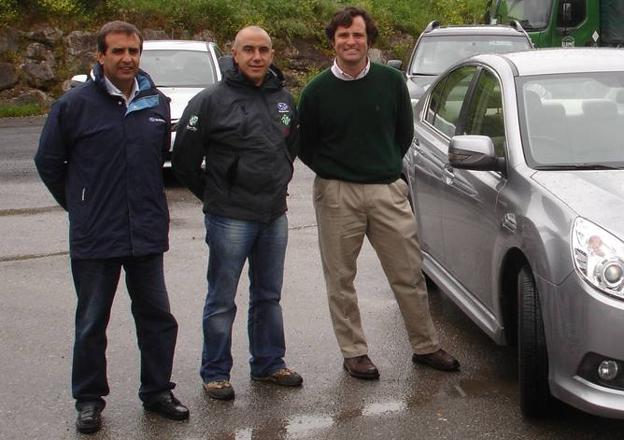 Capi Saiz, a la izquierda, junto al también piloto Enrique García Ojeda y Guillermo Pérez Medina, en una imagen de archivo.