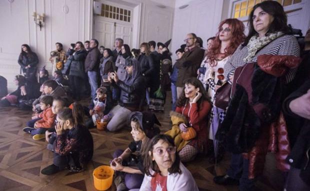 Galería. El público disfrutó de cada escena mortuoria, muchos de ellos acudieron con su disfraz de 'Halloween'. 