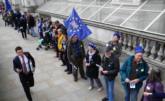 Cadena humana contra el Brexit frente a Downing Street. 