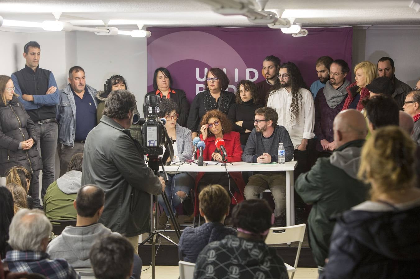 La secretaria general de Podemos Cantabria se presenta publicamente entre abrazos y aplausos en la sede del partido