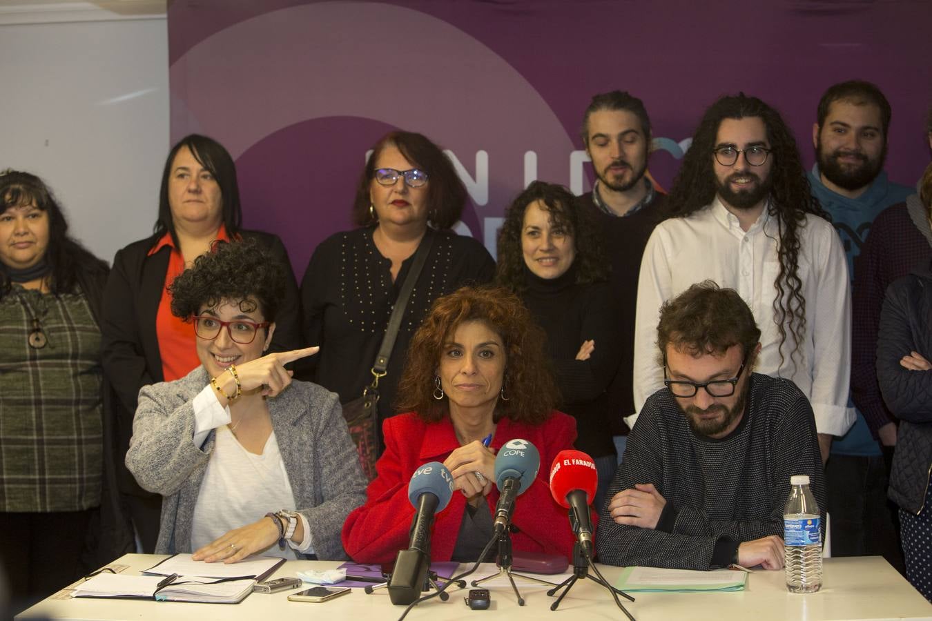 La secretaria general de Podemos Cantabria se presenta publicamente entre abrazos y aplausos en la sede del partido