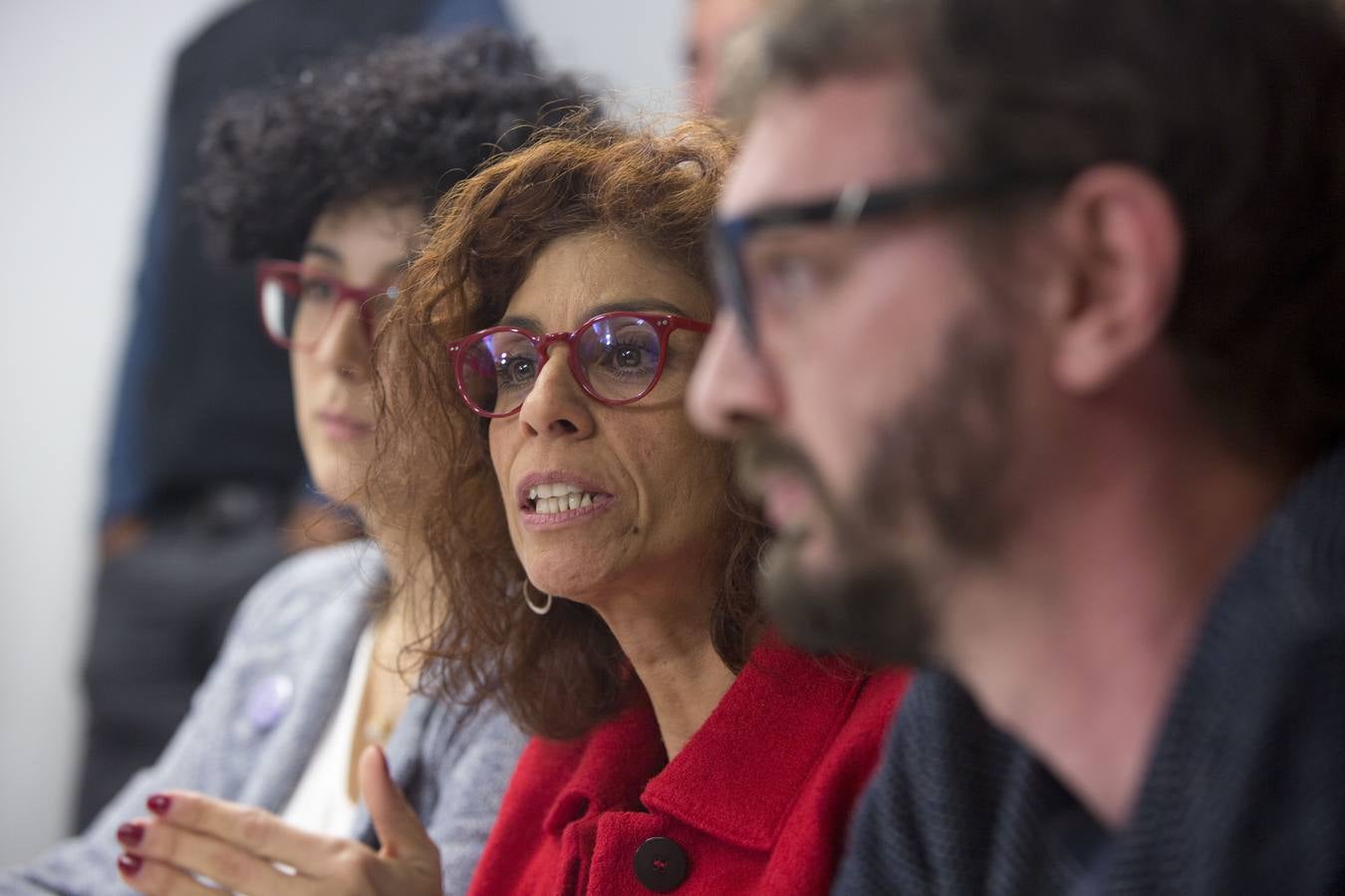 La secretaria general de Podemos Cantabria se presenta publicamente entre abrazos y aplausos en la sede del partido