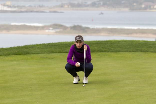 Andrea Noriega estudia la posible trayectoria de una bola en uno de los greens del Real Golf de Pedreña.