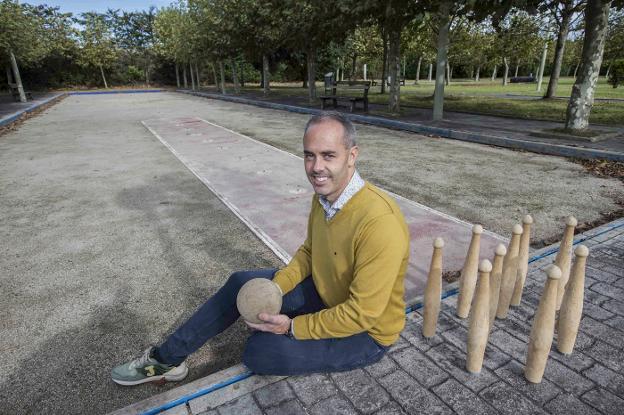 David Abascal, en la bolera de la Federación Cántabra de Bolos, en La Albericia.