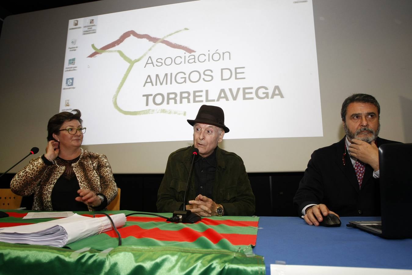 Fotos: El expresidente regional, Juan Hormaechea, invitado por la asociación Amigos de Torrelavega