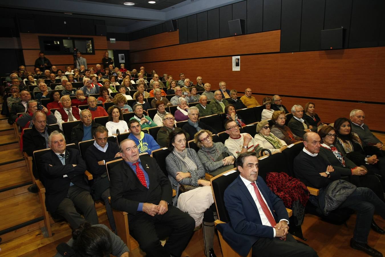 Fotos: El expresidente regional, Juan Hormaechea, invitado por la asociación Amigos de Torrelavega