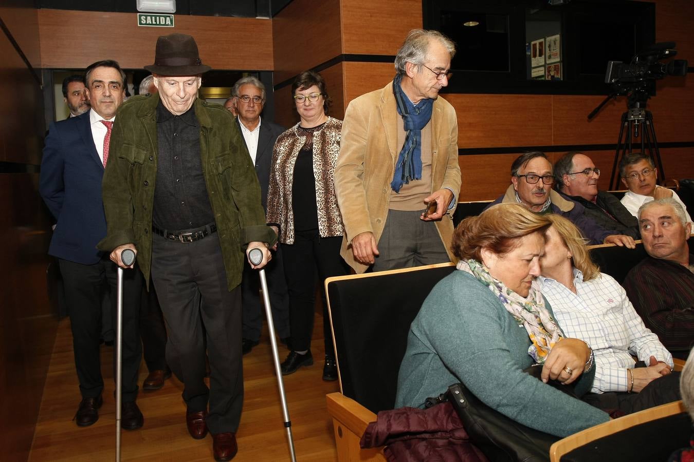 Fotos: El expresidente regional, Juan Hormaechea, invitado por la asociación Amigos de Torrelavega