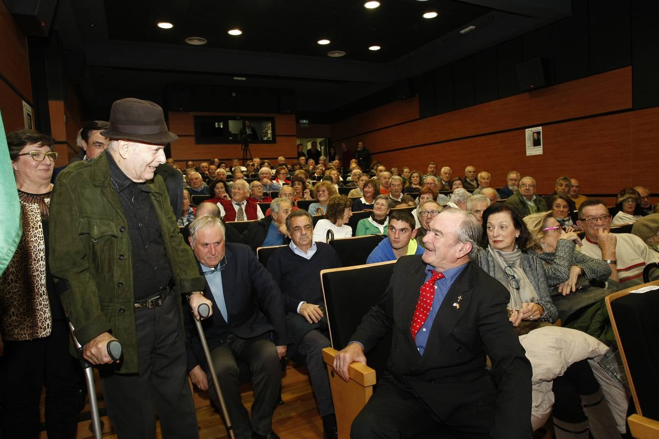 Fotos: El expresidente regional, Juan Hormaechea, invitado por la asociación Amigos de Torrelavega