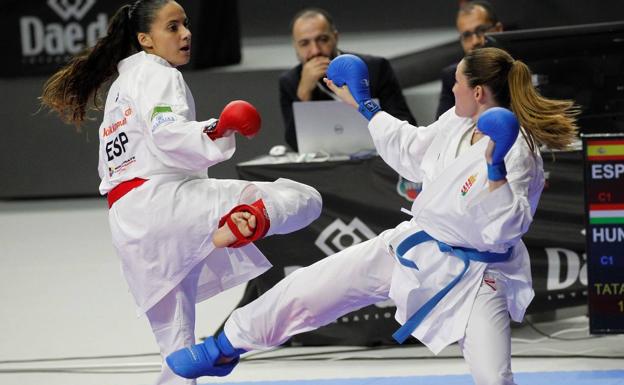 La mundialista cántabra Carlota Fernández enfrentándose a la húngara Reka Molnar.