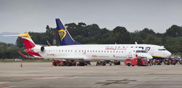 Un avión de Air Nostrum, delante de uno de Ryanair en las pistas del Seve Ballesteros. 