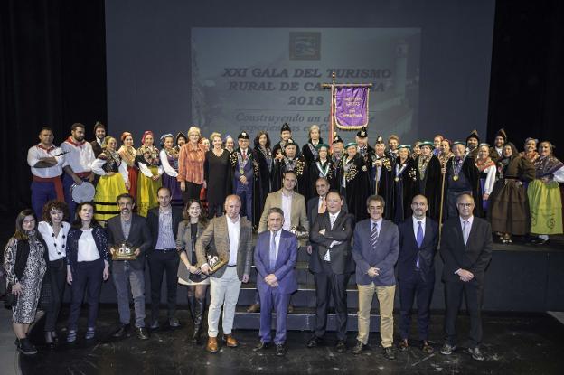 Autoridades, premiados y miembros de la Asociación de Turismo Rural posaron para la foto del recuerdo tras la entrega de premios. En segundo plano aparecen los componentes del Grupo de Danzas San Sebastián, de Reinosa, que intervinieron en la fiesta, y miembros de la Cofradía del Queso de Cantabria. 