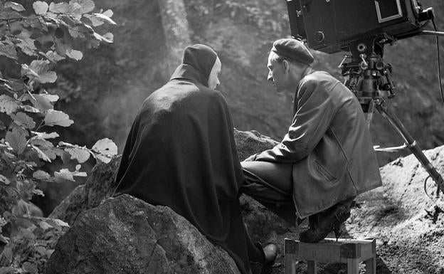 Ingmar Bergman junto a la Muerte (Bengt Ekerot) en el set de 'El séptimo sello' (1957).