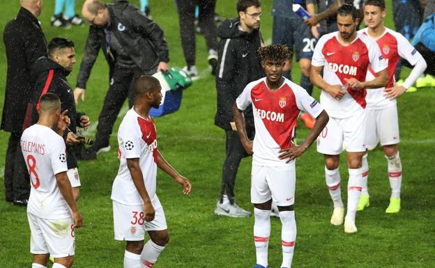 Los jugadores del Mónaco, tras perder 0-4 ante el Brujas. 