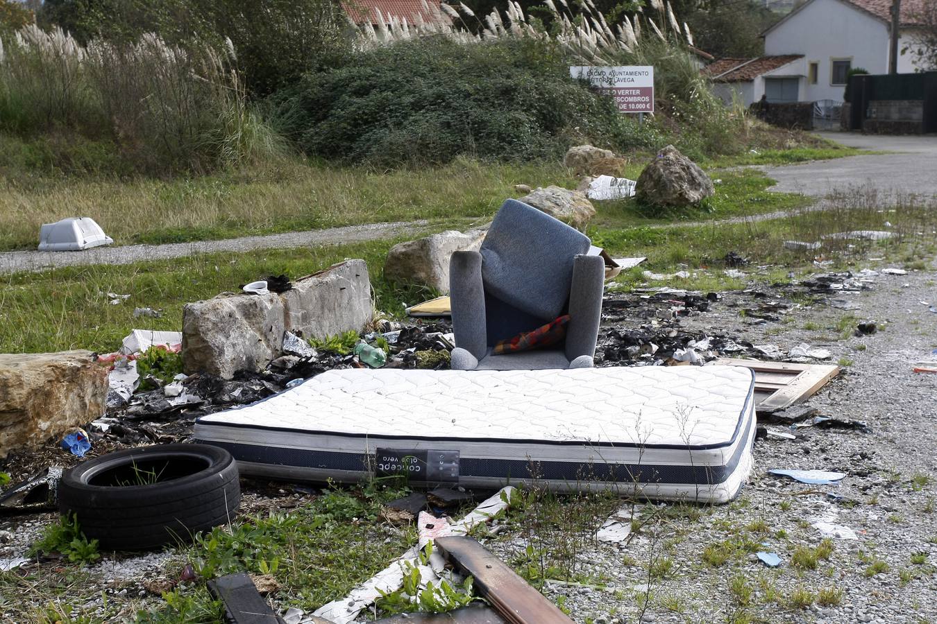 La basura se acumula en varios puntos que no acaban de desaparecer. El Ayuntamiento ha tramitado 170 expedientes en lo que va de año por denuncias contra el medio ambiente