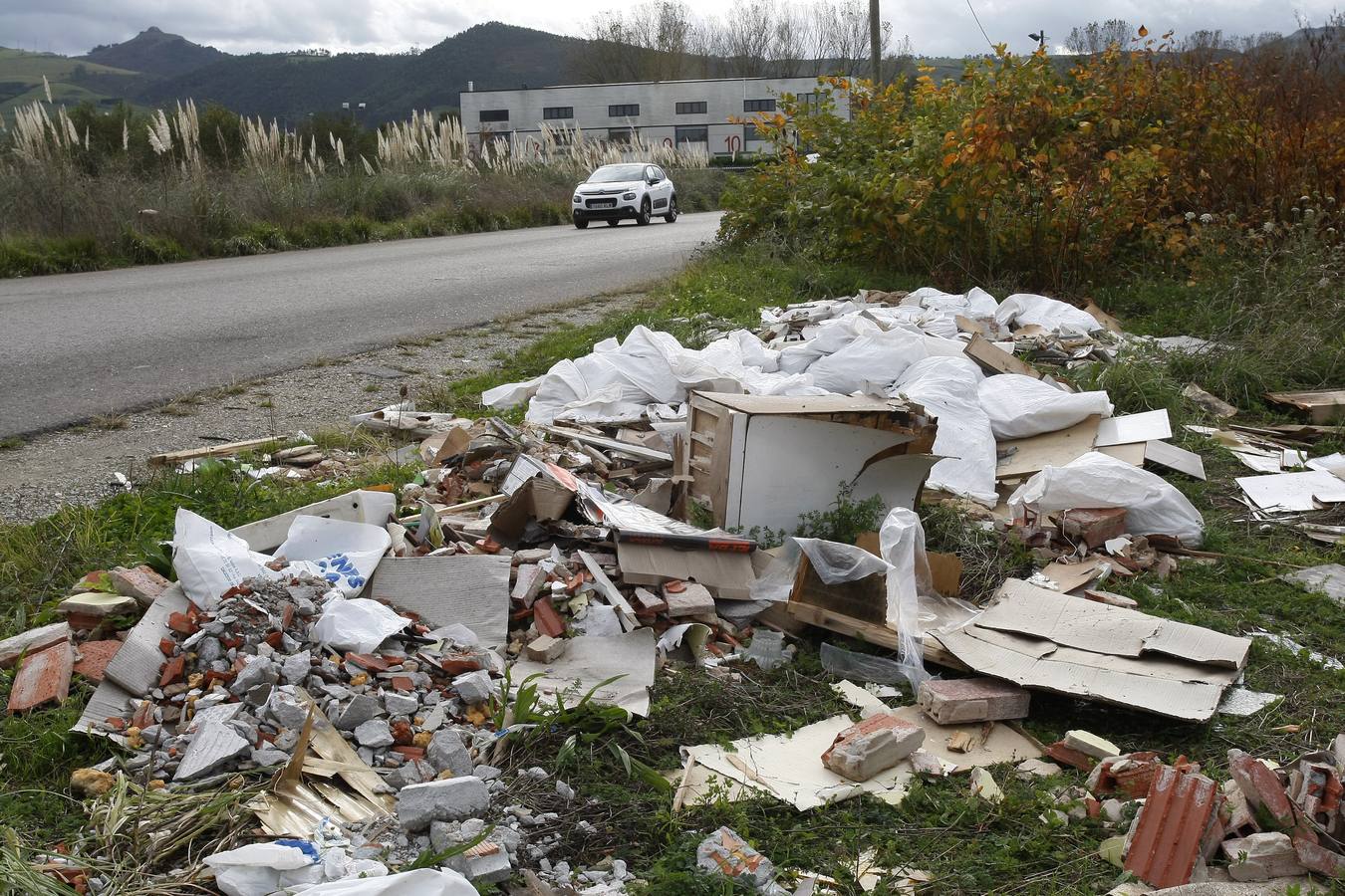 La basura se acumula en varios puntos que no acaban de desaparecer. El Ayuntamiento ha tramitado 170 expedientes en lo que va de año por denuncias contra el medio ambiente