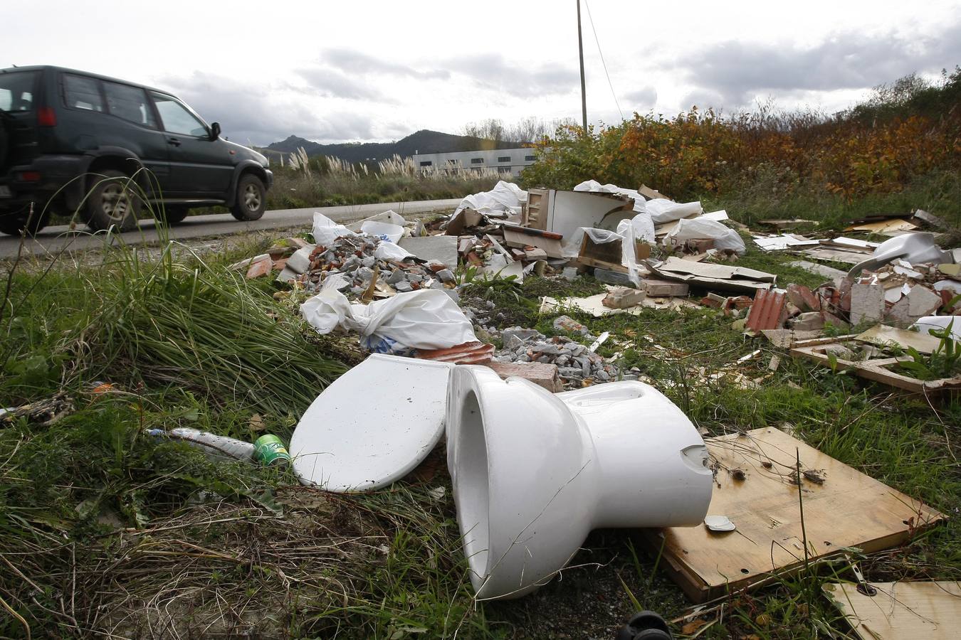 La basura se acumula en varios puntos que no acaban de desaparecer. El Ayuntamiento ha tramitado 170 expedientes en lo que va de año por denuncias contra el medio ambiente