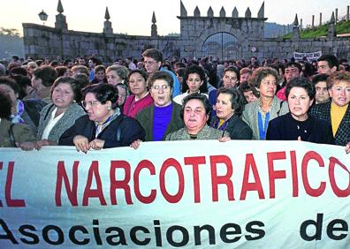 Imagen secundaria 1 - 1. Fardos de hachís: En 1997, los funcionarios de Vigilancia Aduanera se incautaron de un cargamento de hachís. Laureano Oubiña fue apresado cerca del estadio de Balaídos (Vigo). 2. Protesta: Madres de toxicómanos se manifiestan en el pazo Baión tras conocer la puesta en libertad de Oubiña en 1994. 3. Macrojuicio: Para celebrar la vista del 'caso Nécora', dado el abultado número de procesados, testigos y letrados, se tuvo que acondicionar una gran sala en un pabellón.