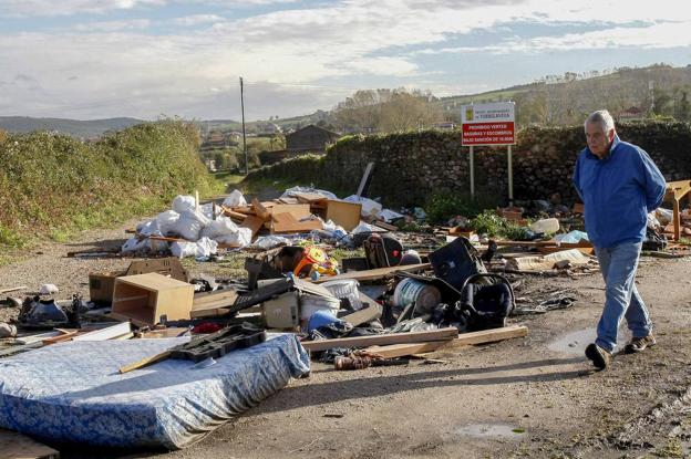 En Campuzano. En terrenos colindantes con el municipio vecino de Cartes, se acumulan basura y residuos de todo tipo. 