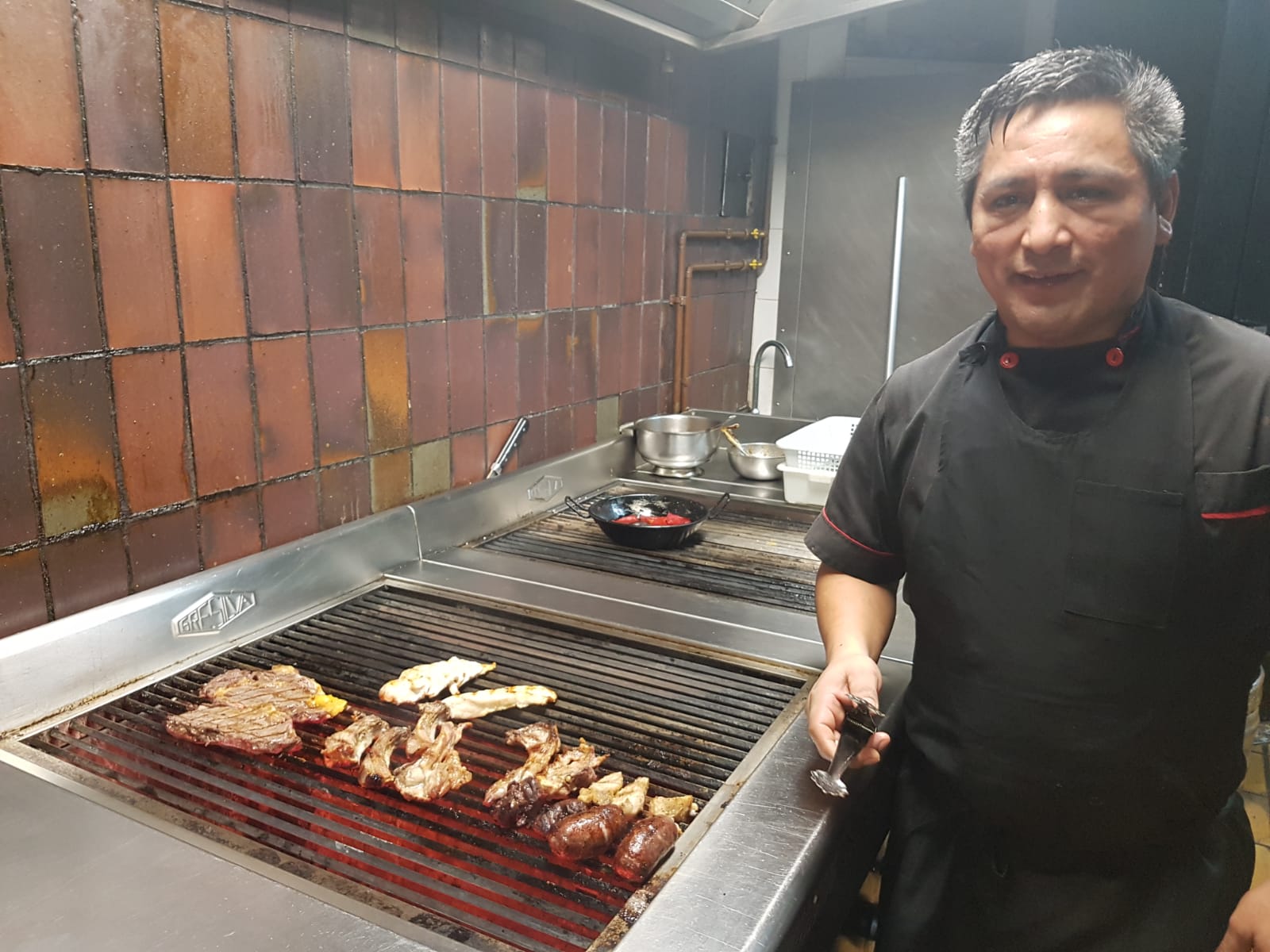 Imagen secundaria 2 - Arriba, ají de gallina. Abajo, seco de chuletillas de cordero a la peruana y el chef Edinson Vílchez.