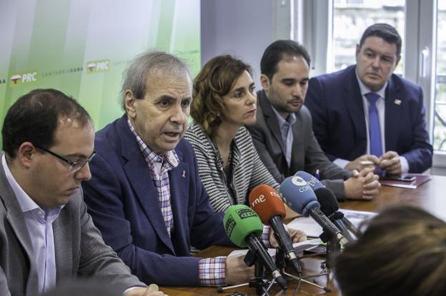 Íñigo Claramunt, Rafael De la Sierra, Paula Fernández, Diego García y Bernardo Colsa, durante la presentación de la ponencia.